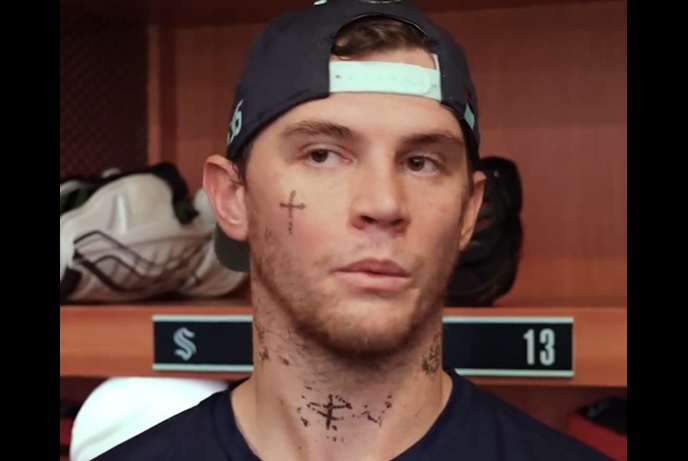 Andre Burakovsky avait encore des traces de son costume d'Halloween à son retour au jeu