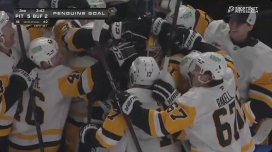 Le gardien des Penguins Alex Nedeljkovic marque un but !