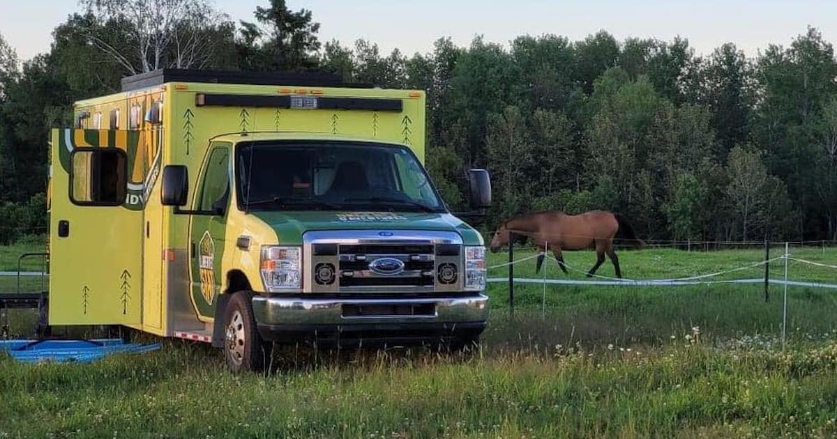 Une ambulance transformée en campeur, pour parcourir les routes du Québec
