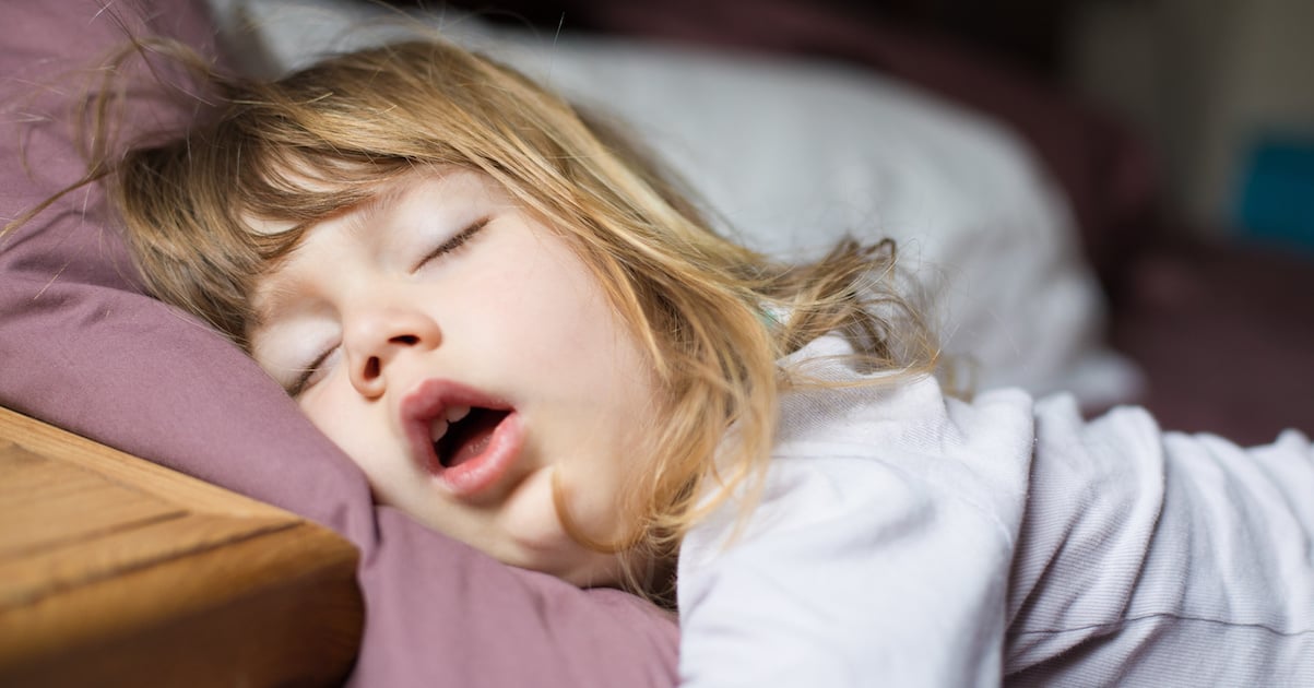 Le truc d'une mère pour qu'un enfant passe toute la nuit dans son lit