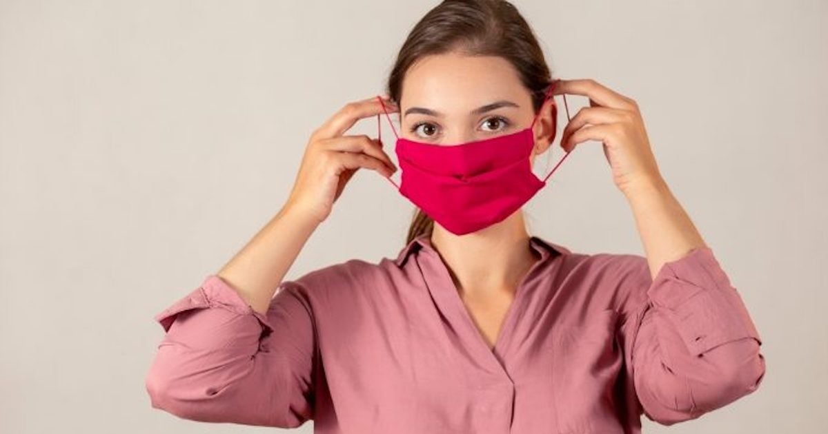 COVID-19: les médecins demandent aux gens de ne plus porter des masques en tissu
