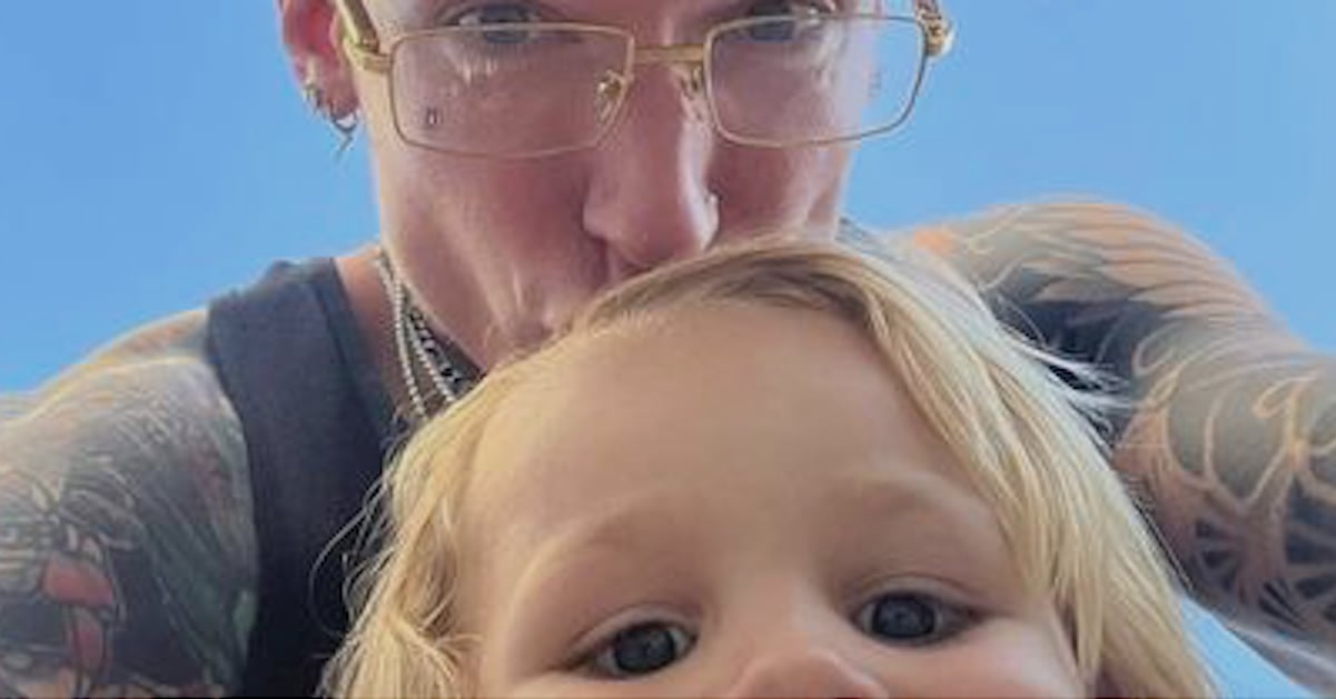 Un papa offre une manucure à son fils de 3 ans en réaction aux propos d’une éducatrice