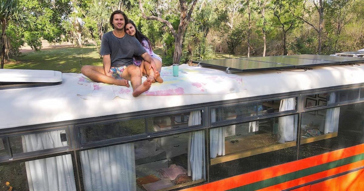 Ce couple a métamorphosé un vieux bus pour vivre sur la route