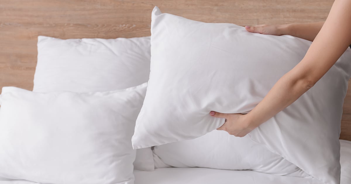 Une femme partage un test simple pour voir si nos oreillers  sont périmés