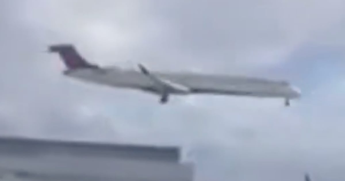 Une vidéo montre comment l'avion qui s'est écrasé à Toronto s'est renversé à l’atterrissage 