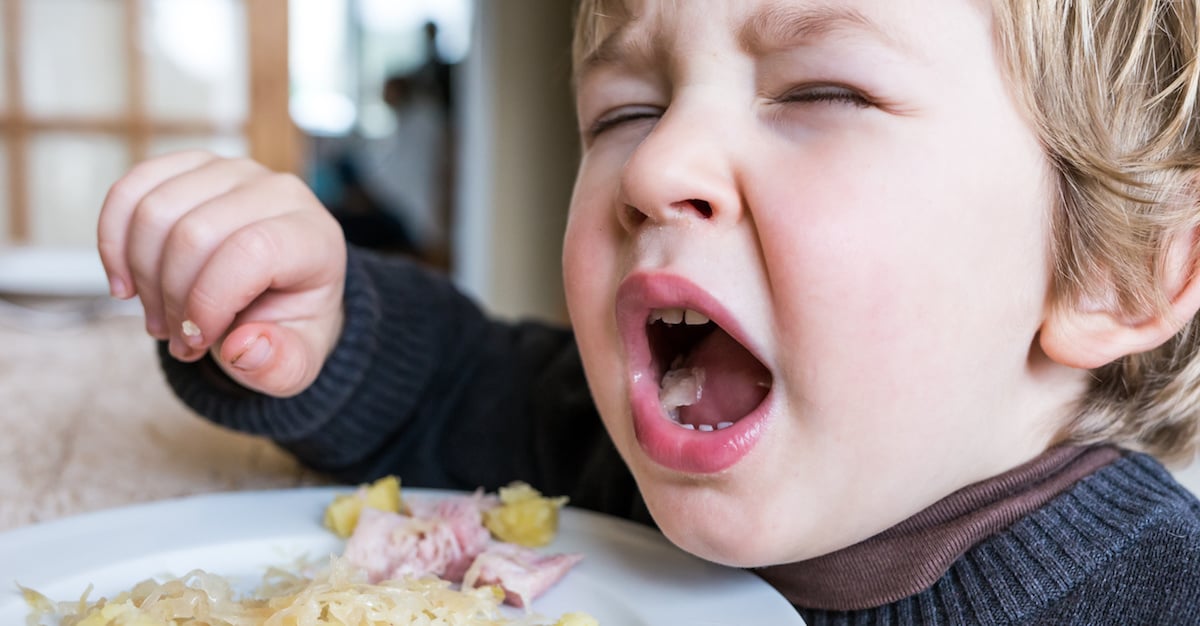Le fait de manger la bouche ouverte ajoute du goût à la nourriture, selon la science