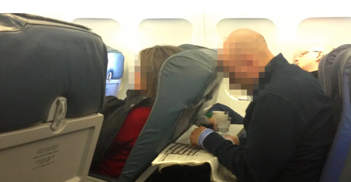 Une femme a partagé son truc pour se « venger » des gens qui inclinent  leur siège devant elle en avion