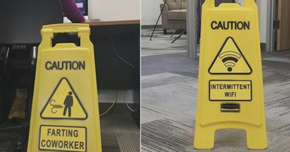 Cet employé qui a beaucoup d’humour dépose des panneaux d’avertissement un peu partout à son travail