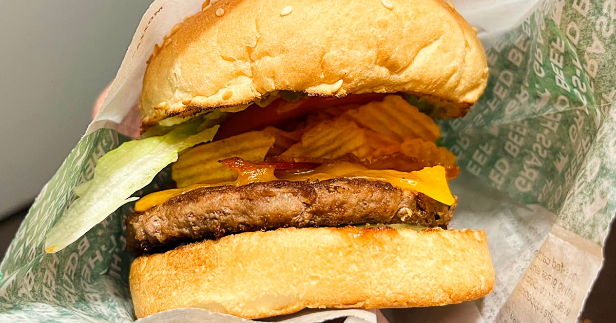 On a essayé le nouveau burger A&amp;W avec des croustilles Ruffles et ça confirme ce qu'on pensait