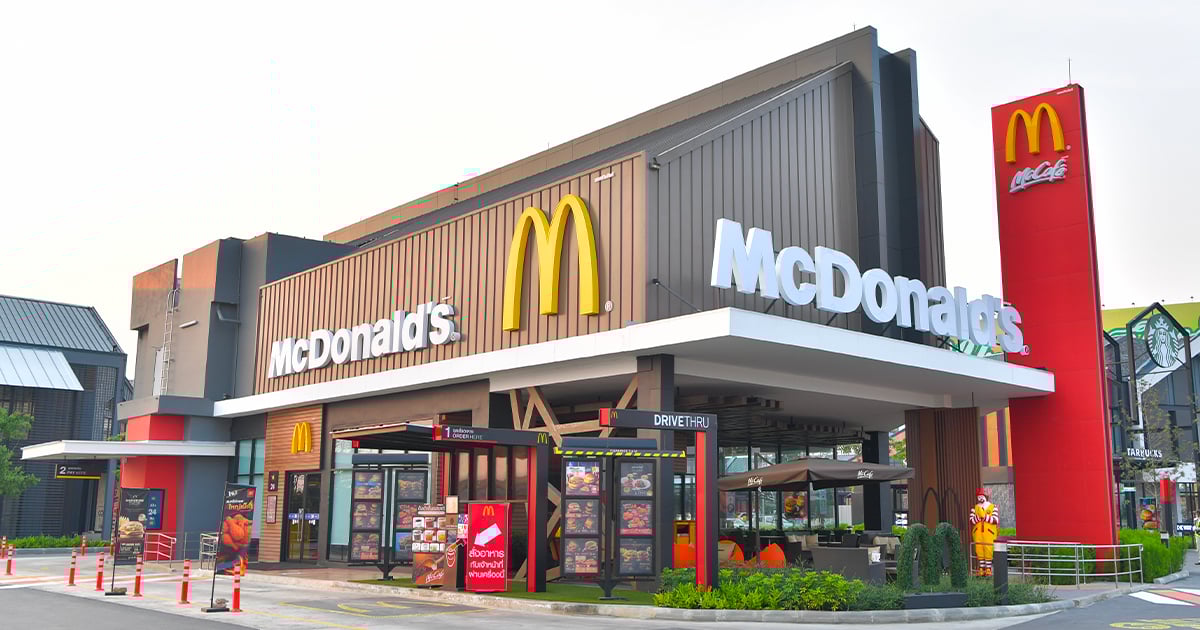 Des travailleurs étrangers apprennent le français chez McDonald's
