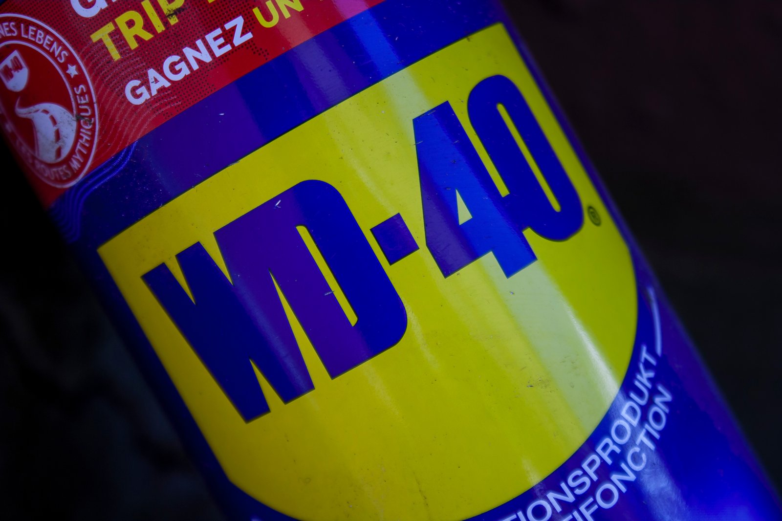 Un homme découvre finalement ce que signifie WD-40 alors qu'il se le demandait depuis toujours.