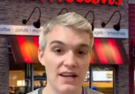 Un Américain se rend au Tim Horton's pour la première fois de sa vie et s'emporte complètement