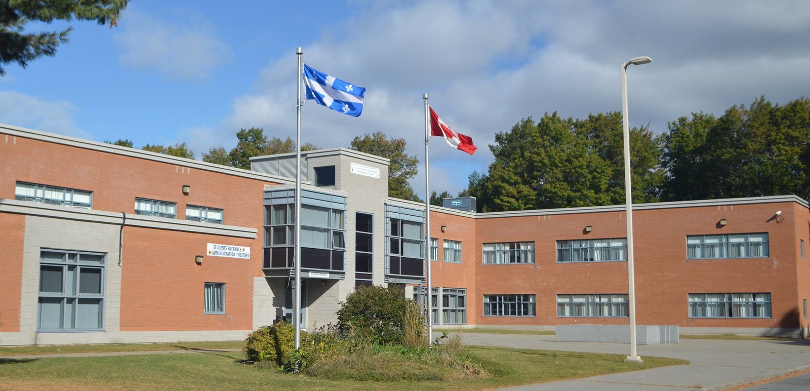 Des parents des élèves d'une école de la Montérégie poursuivent un enseignant pour 1.5 million de dollars 