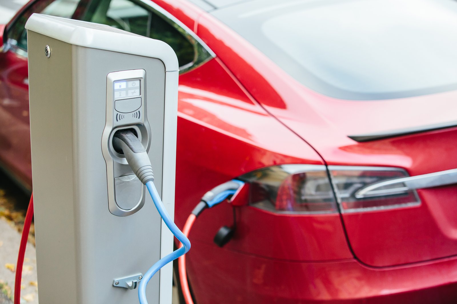 Une femme sans électricité n'en peut plus de sa voiture électrique 