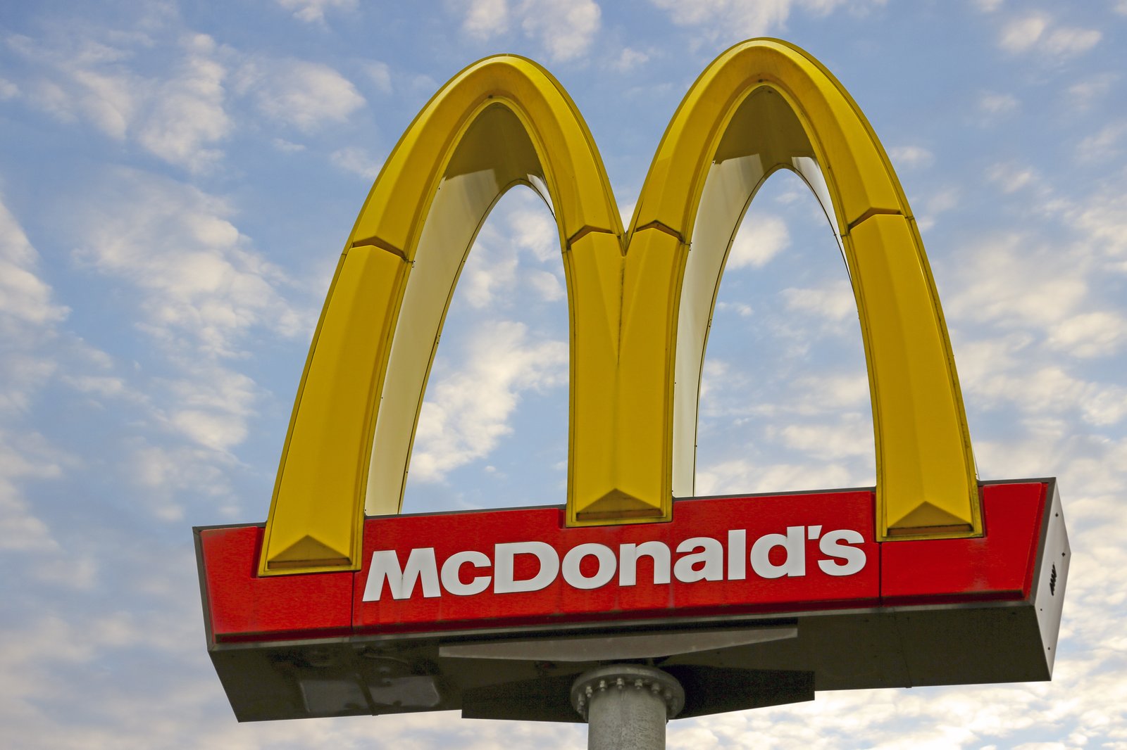 McDonald's tente engager des adolescents de 14 ans pour pallier à la pénurie de main-d'oeuvre.