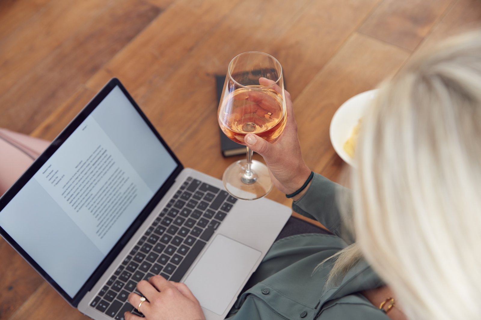 Faites attention au petit verre de vin que vous buvez en télétravail