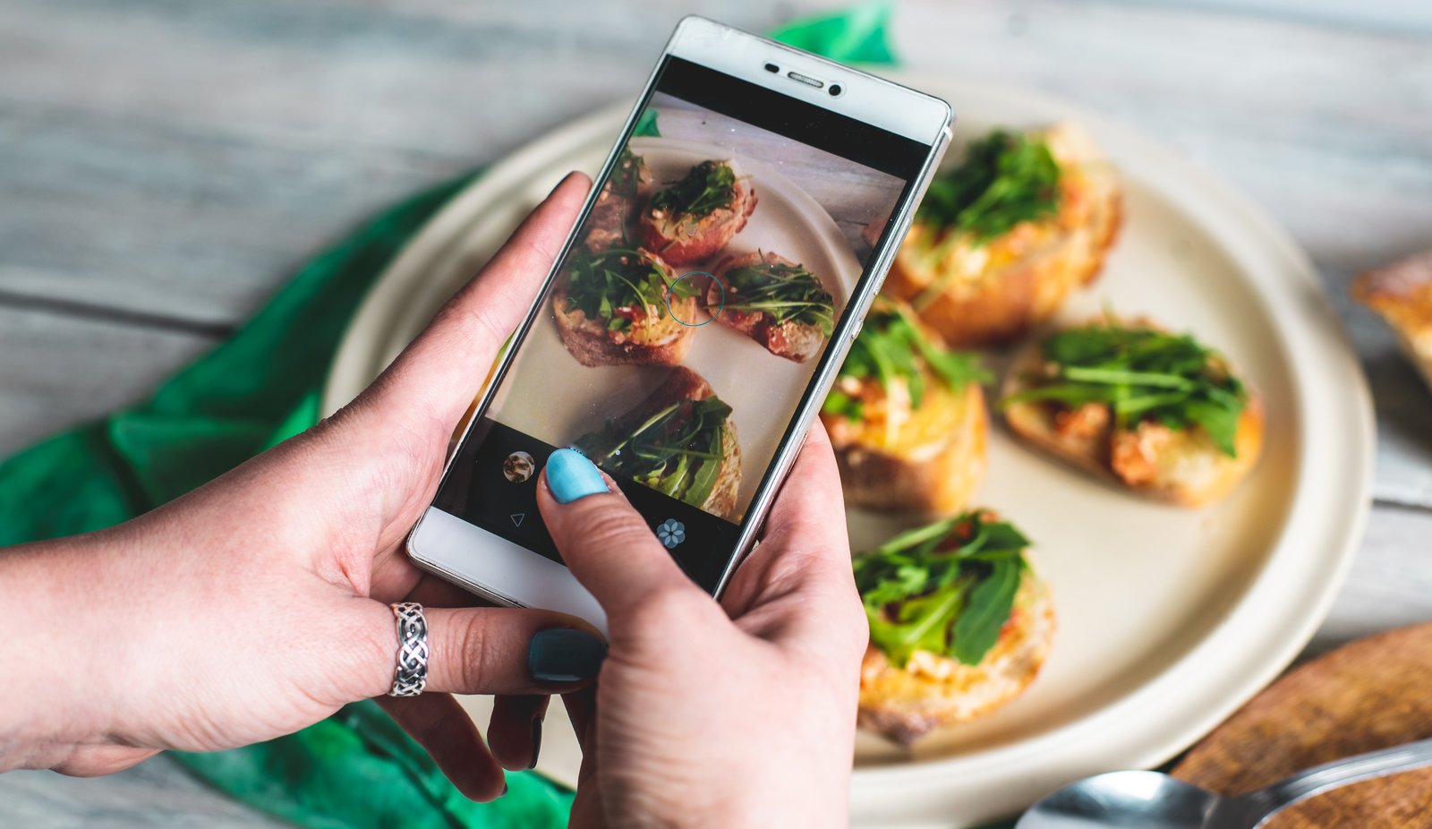 Un restaurant ramasse une influenceuse qui voulait manger gratuitement en échange d'une publication