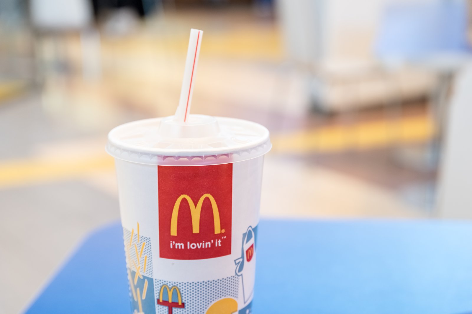 La Cour fédérale invalide un décret et rend à nouveau légales les pailles en plastique.