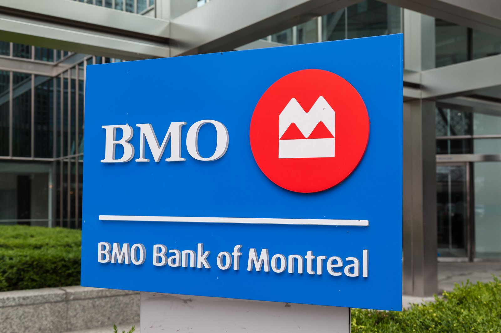 Un Québécois se fait frauder de 10 000$ chez BMO et la banque refuse de l'indemniser. 