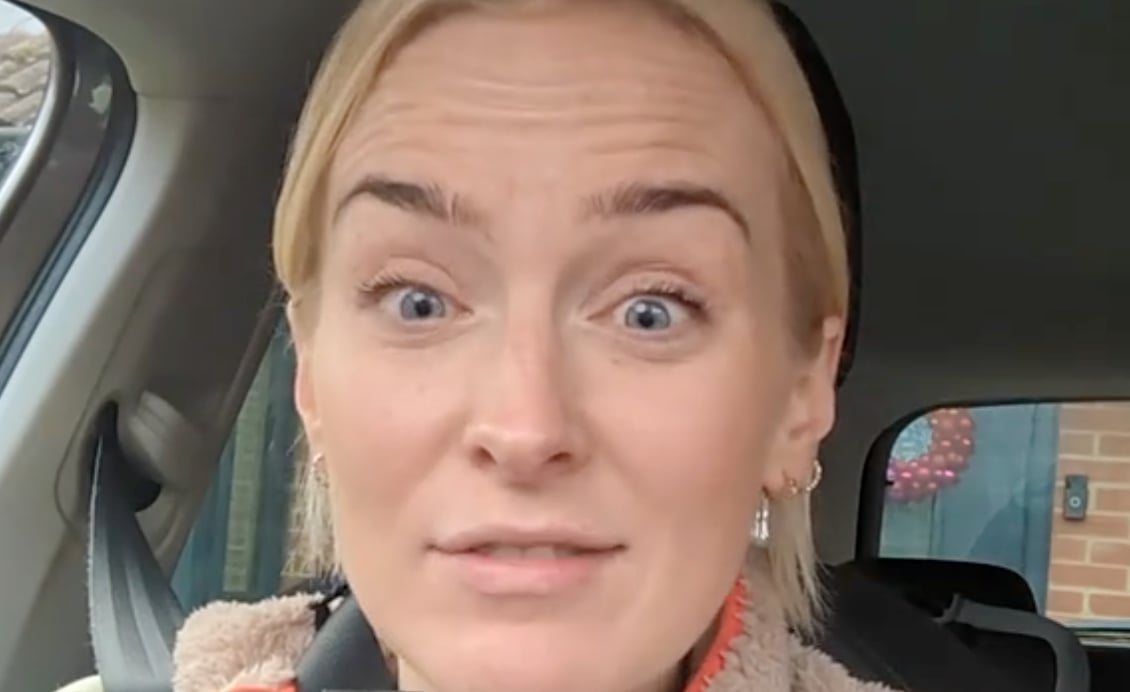 Une mère facture le repas de Noël à ses invités car ça coûte tellement cher.