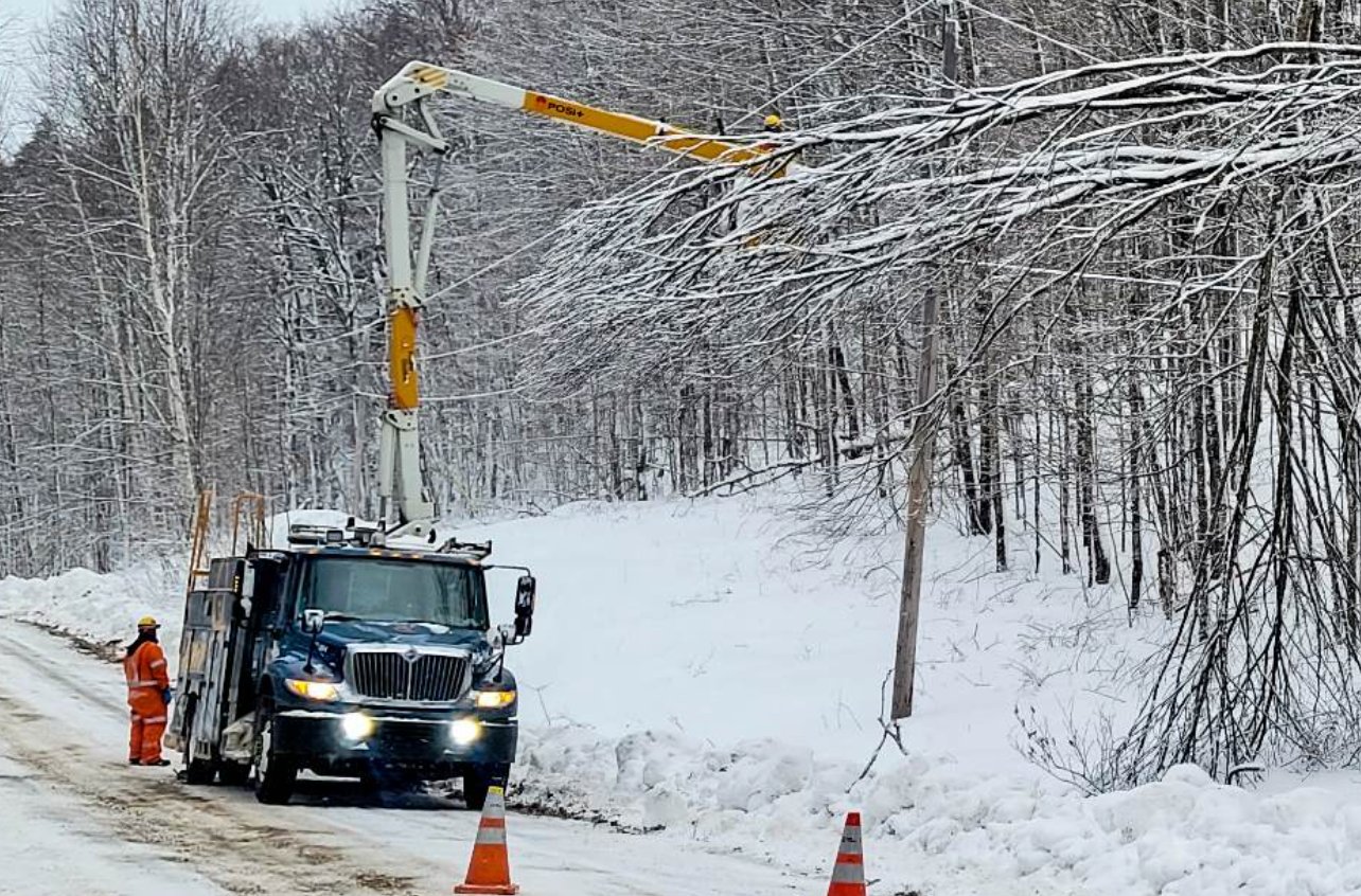 Environ 20 000 Québécois toujours sans électricité mais ça devrait être réglé aujourd'hui.