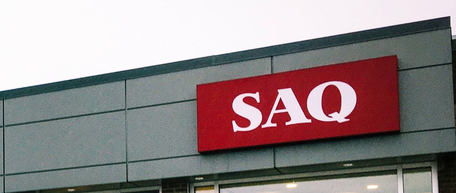 Un message affiché dans une SAQ en Abitibi fait réagir un grand nombre de Québécois 