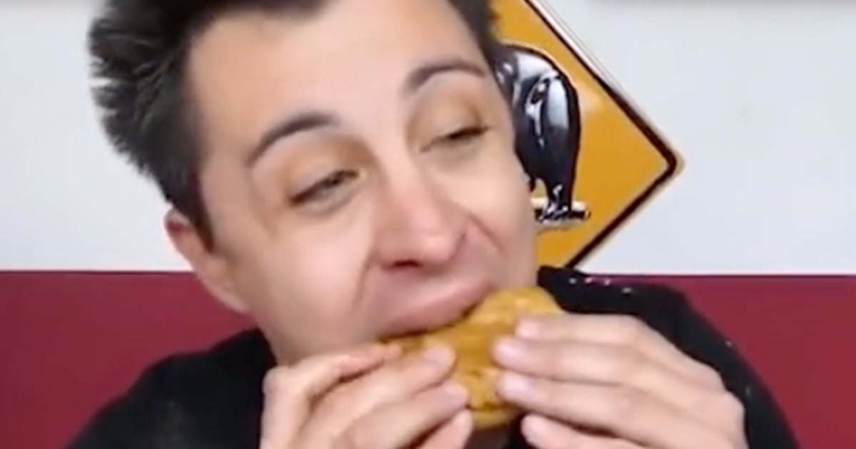 Un influenceur goûte à un burger en conserve et il est agréablement surpris