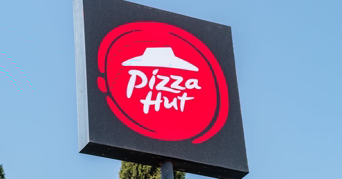 Une affiche controversée à l'entrée d'un Pizza Hut fait beaucoup réagir les Québécois