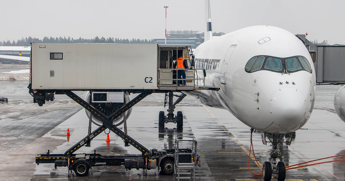 Une compagnie aérienne commence à peser ses passagers avant d'embarquer dans l'avion