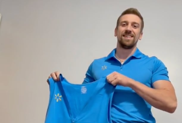 Un homme quitte son travail d'enseignant pour aller travailler chez Walmart.