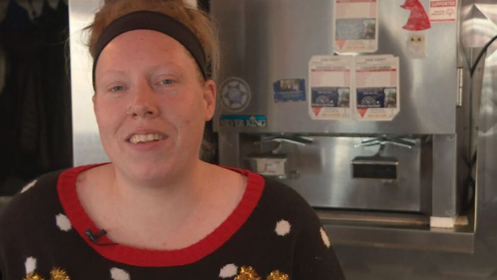 Une serveuse reçoit un généreux 1000 $ en pourboire pour Noël
