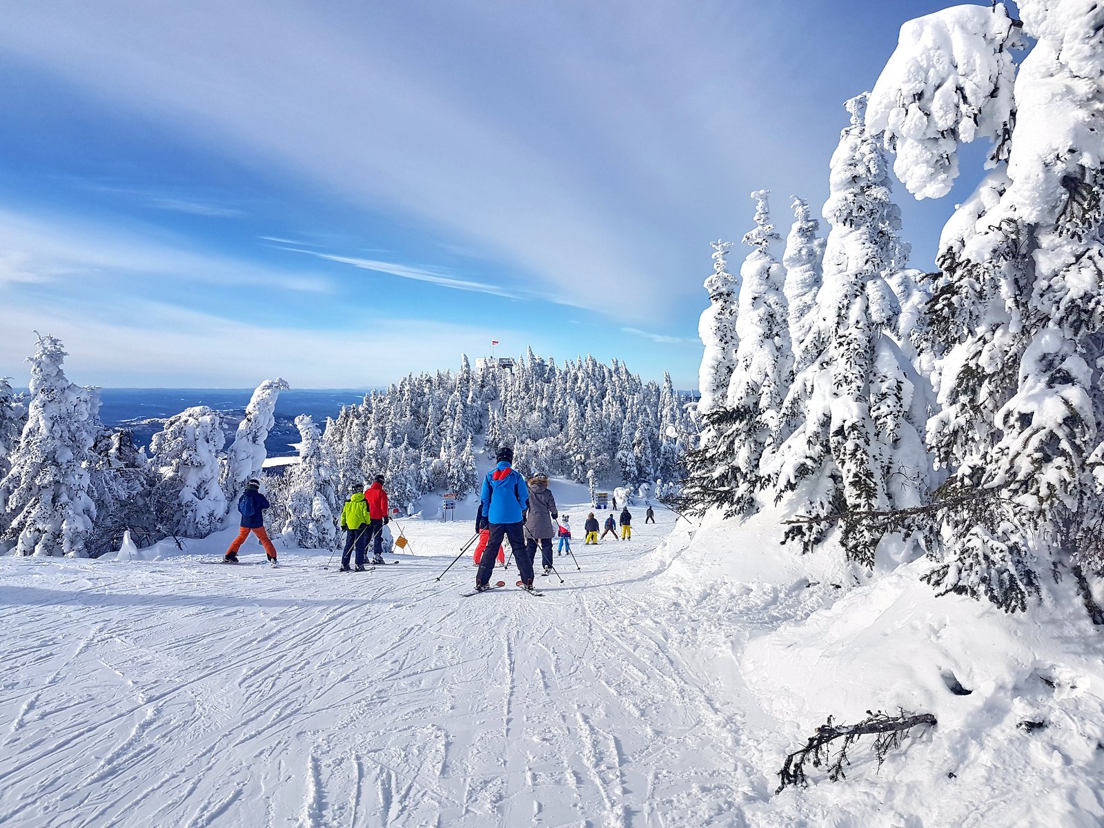 Près de 27 000 postes à combler cet hiver en tourisme au Québec