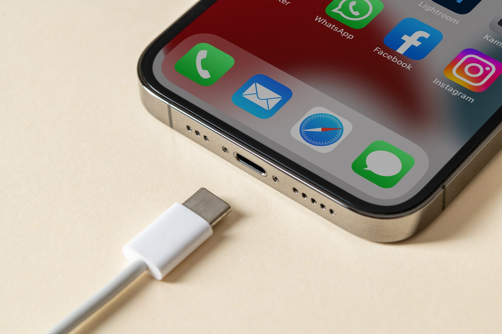 Vous ne devriez jamais charger votre téléphone en public et voici pourquoi