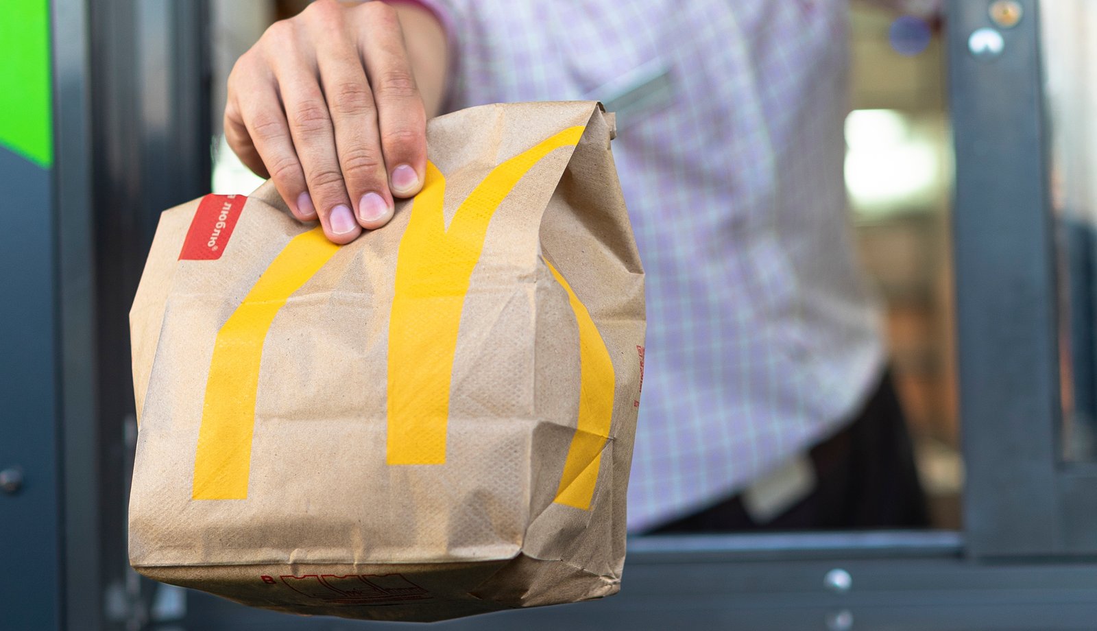 Un jeune homme reçoit une contravention au service à l'auto du McDonald's 
