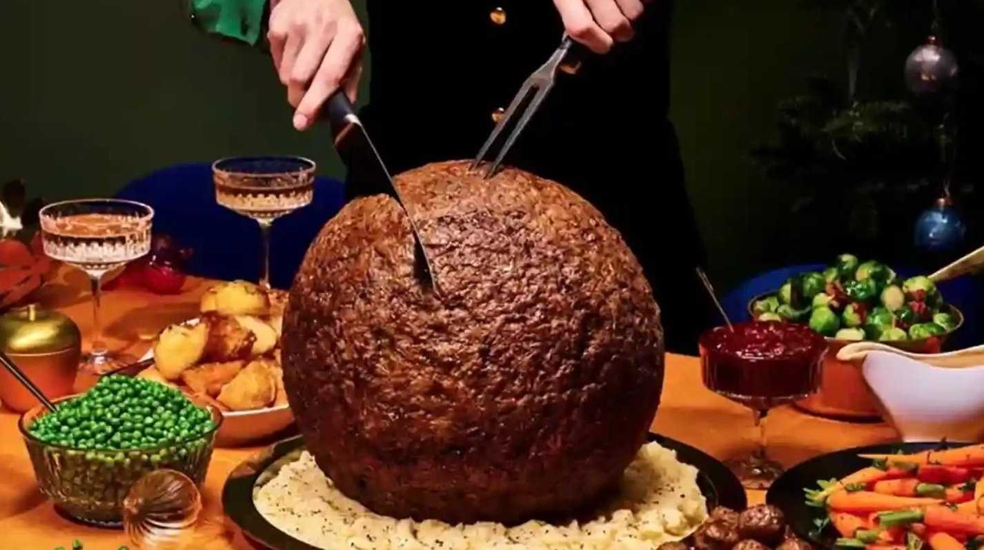 Pour le temps des fêtes, IKEA propose une version gigantesque de ses boulettes de 4.5 kg chacune