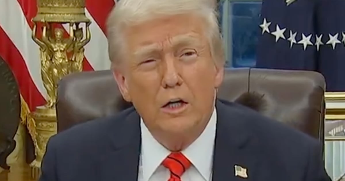 Donald Trump signe un décret pour annoncer le retour en force des pailles en plastique