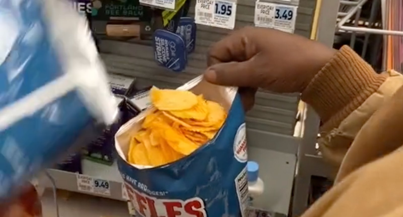 Un homme fusionne deux sacs de chips avant de passer à la caisse car il ne veut pas payer de l'air.