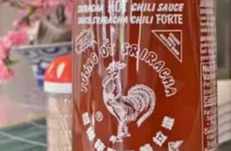 Des gens revendent à gros prix des bouteilles de Sriracha sur Marketplace 