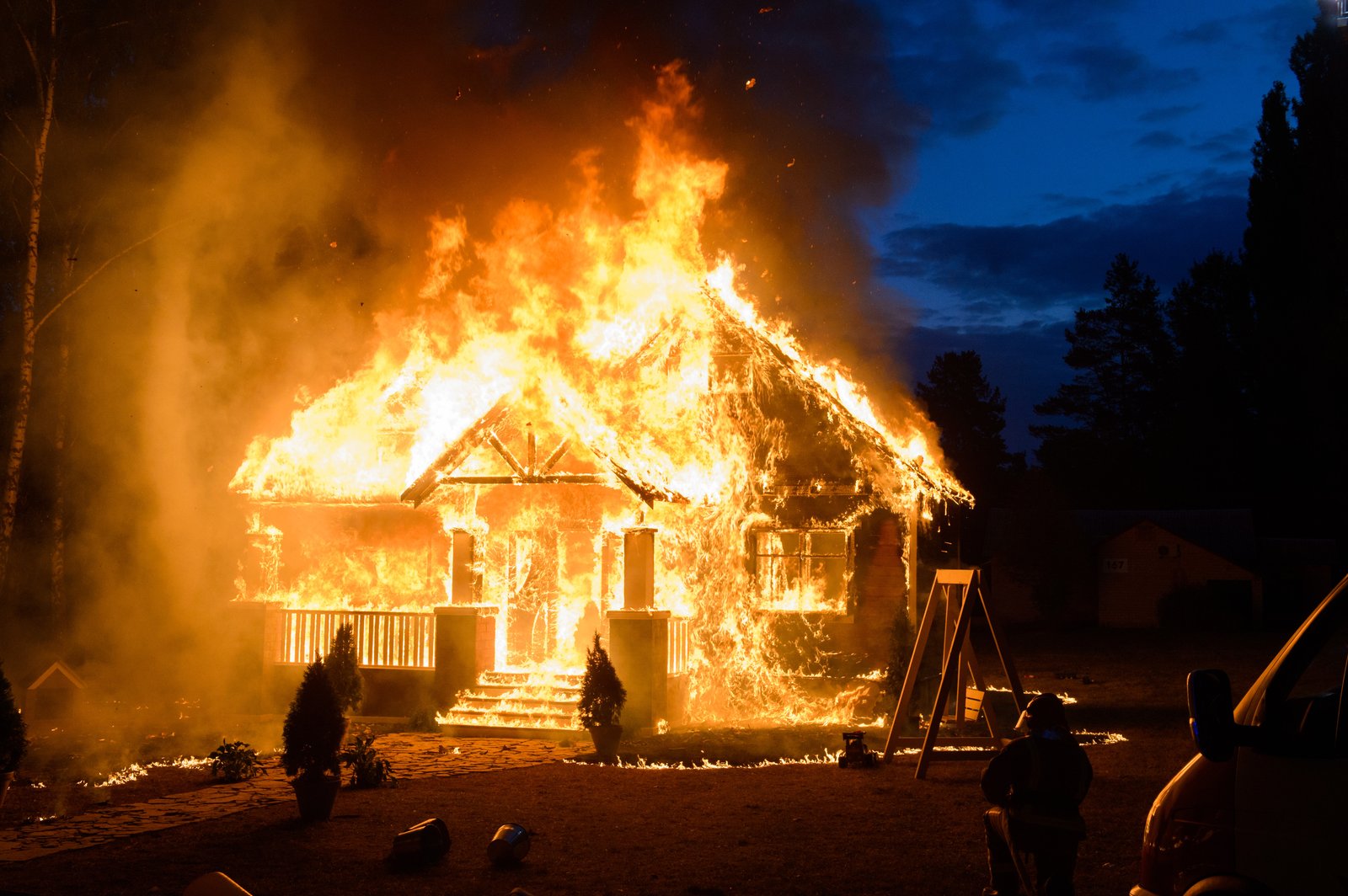 Trois maisons ravagées par les flammes en raison d'un sans-abri qui voulait se réchauffer 