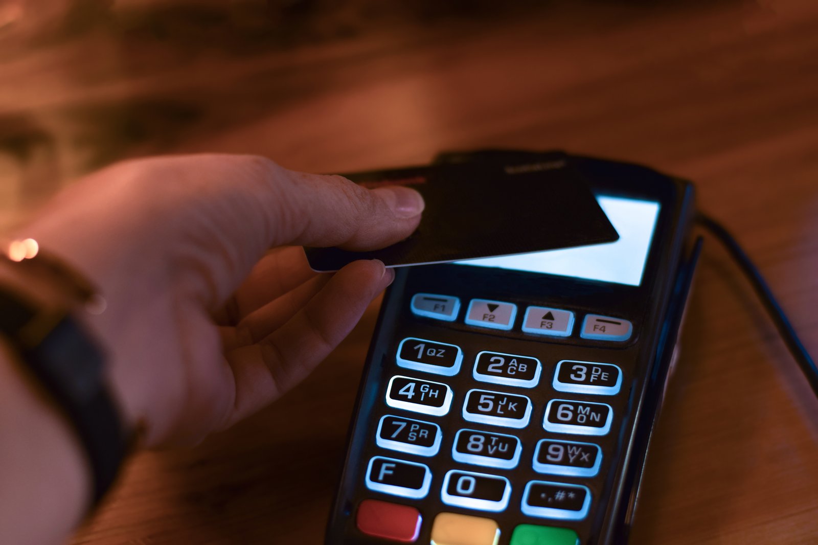 Des restaurateurs dénoncent à leur tour le pourboire par carte et qui en profite véritablement 