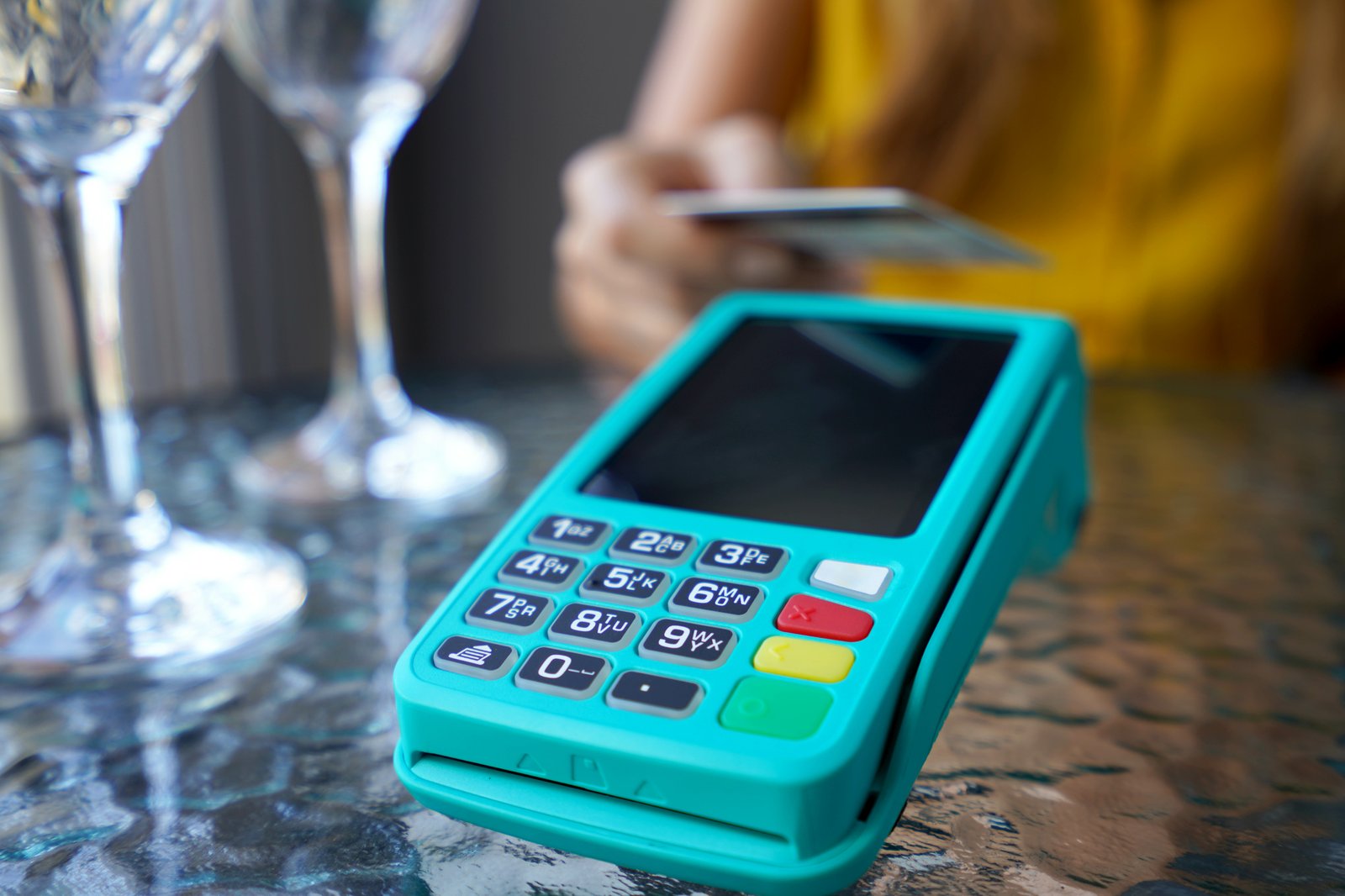 Des restaurants offrent maintenant des rabais si vous ne payez pas avec une carte de crédit.