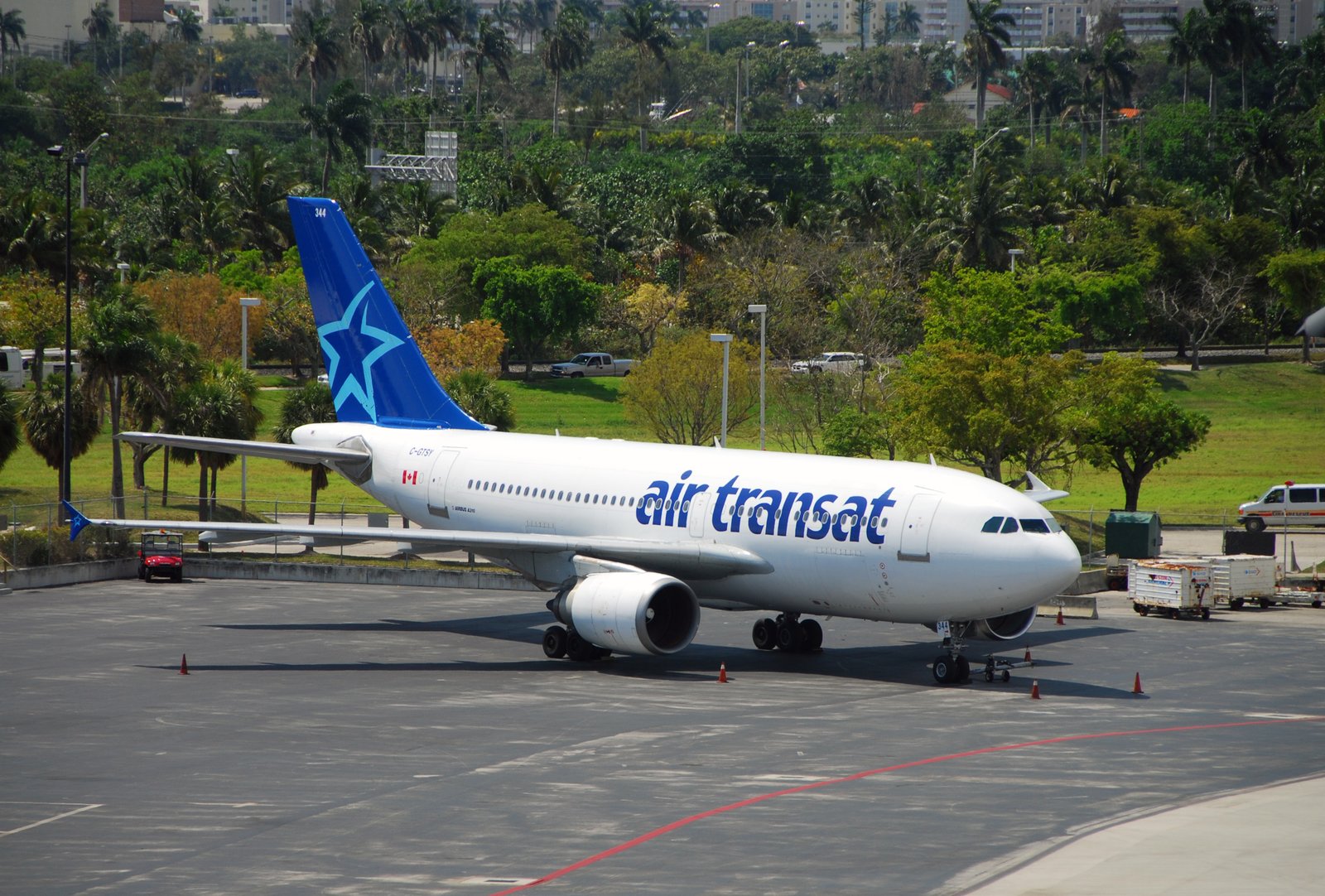 Air Transat affiche des vols à partir de 2$ en ce moment, mais ça ne fait pas l'affaire de tous.