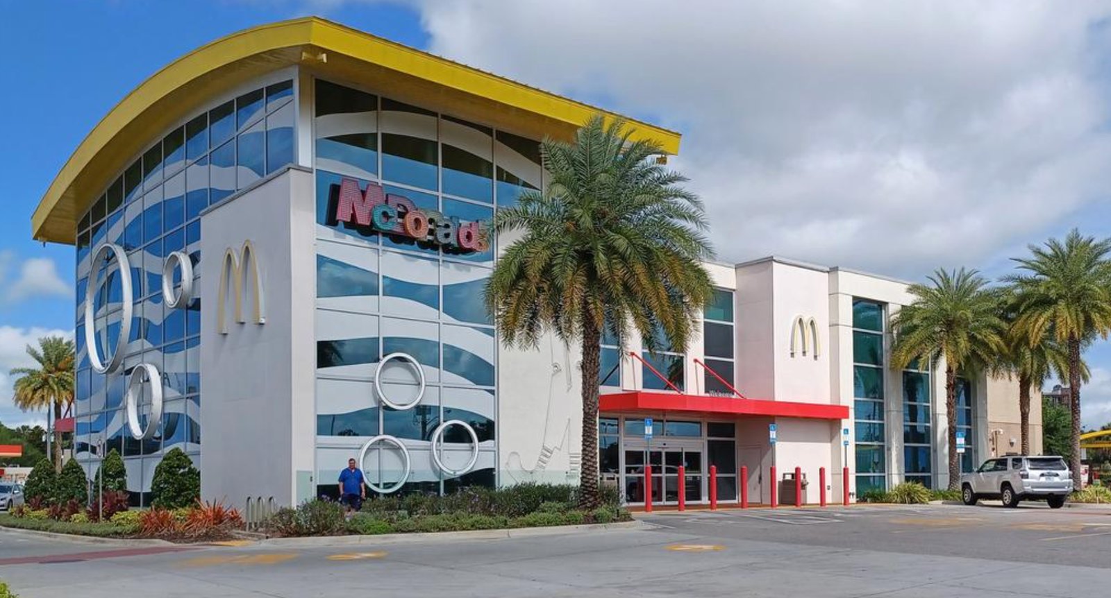 Entrez dans le plus grand McDonald's du monde qui n'a rien à voir avec ceux d'ici