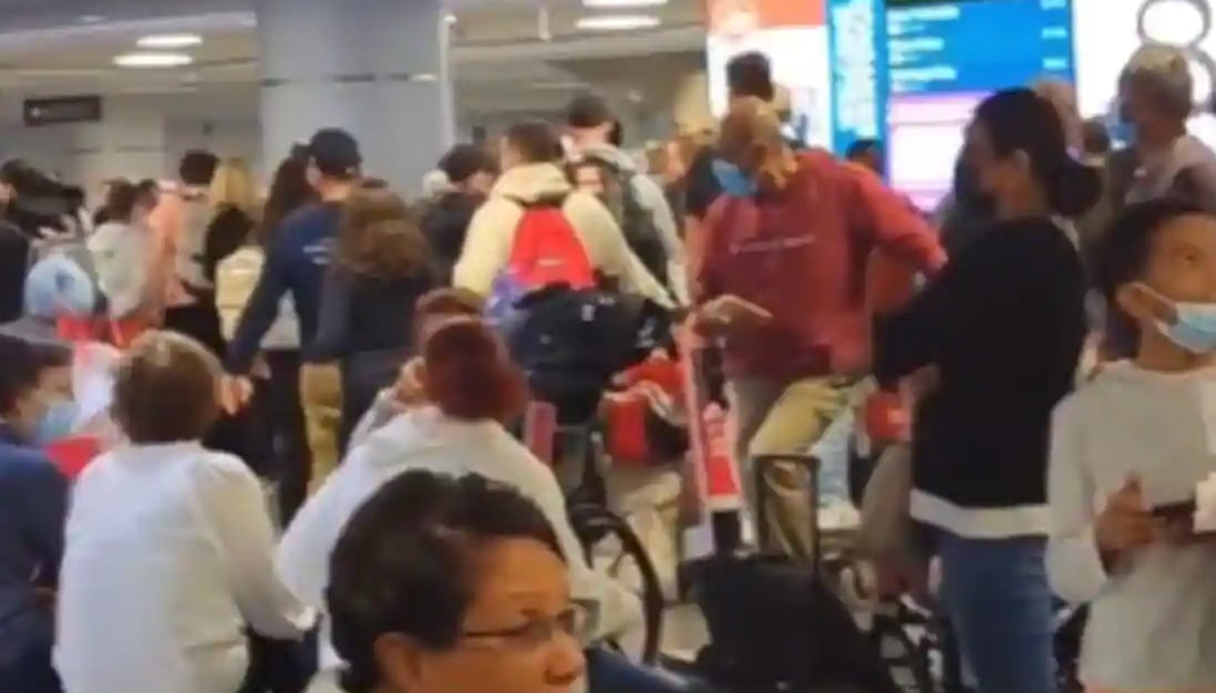 Des passagers écoeurés d'attendre crient « f**k you Sunwing » à l'aéroport