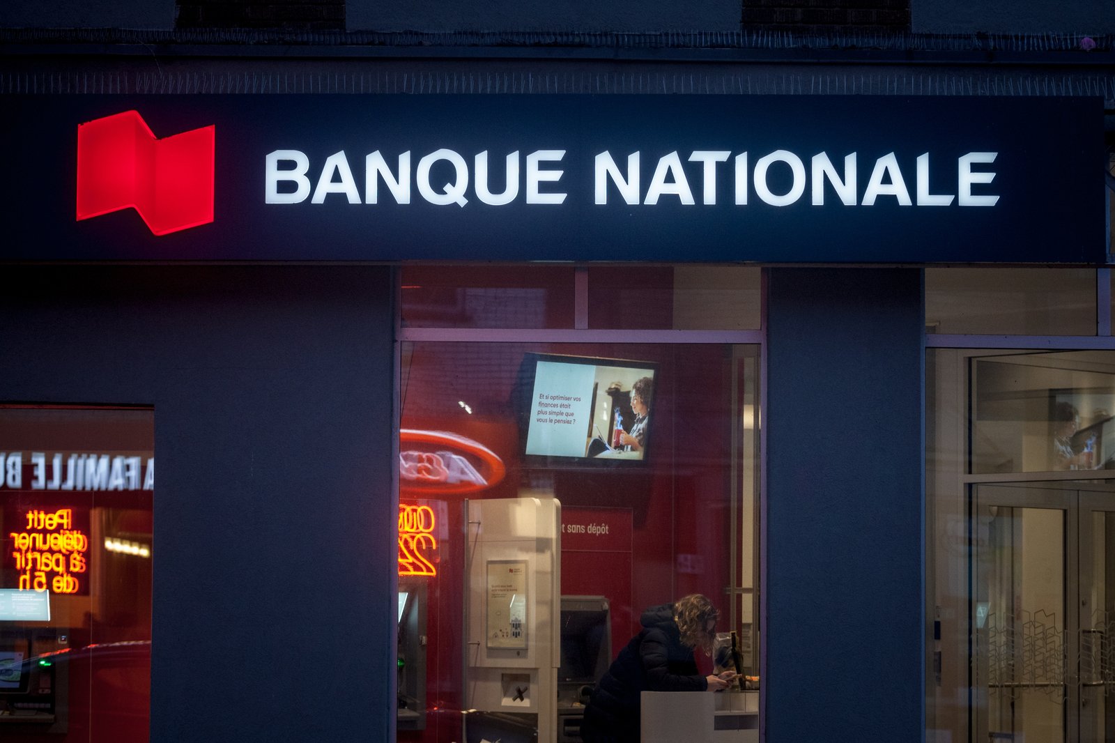 Les Québécois réagissent massivement alors qu'une succursale de la Banque Nationale met fin à l'argent comptant.