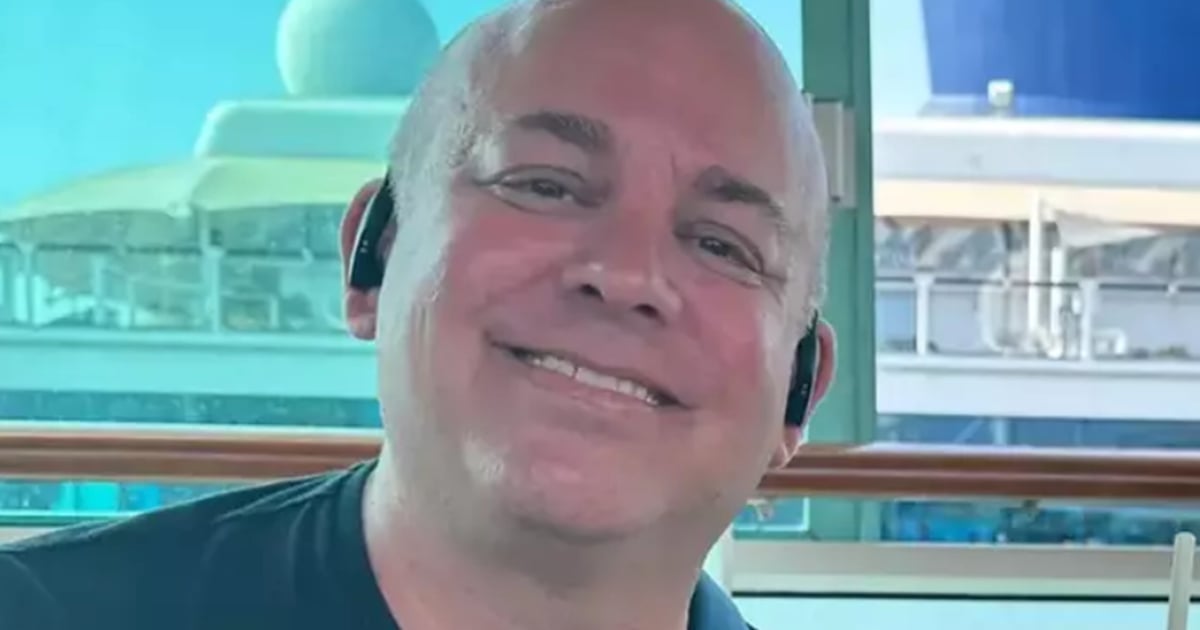 Un homme vit sur un bateau de croisière car c'est moins cher que de louer un appartement