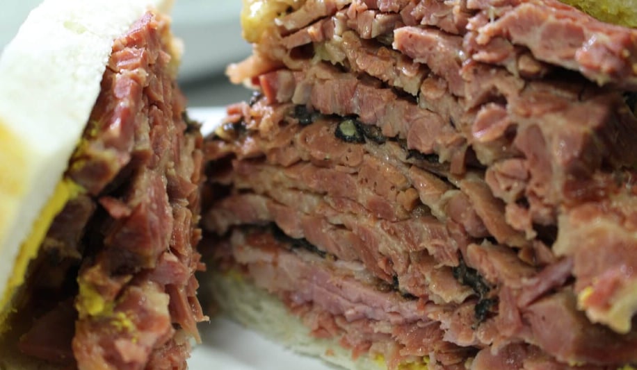 Ce populaire restaurant de smoked meat de Montréal écope d'une importante amende  