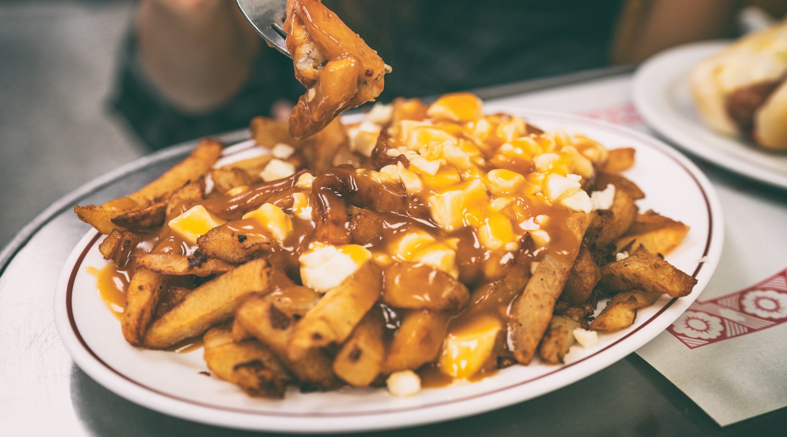 Une entreprise est à la recherche de gens payés pour manger de la poutine 