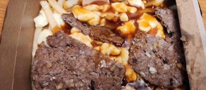 Des Québécois dégoûtés par la nouvelle poutine du McDonald's 