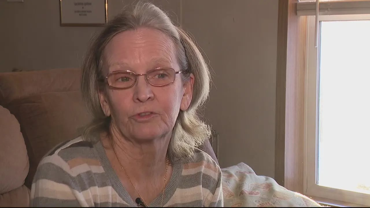 Une femme trouve 15 000$, les remet à la police et obtient 82 000$ en récompense. 